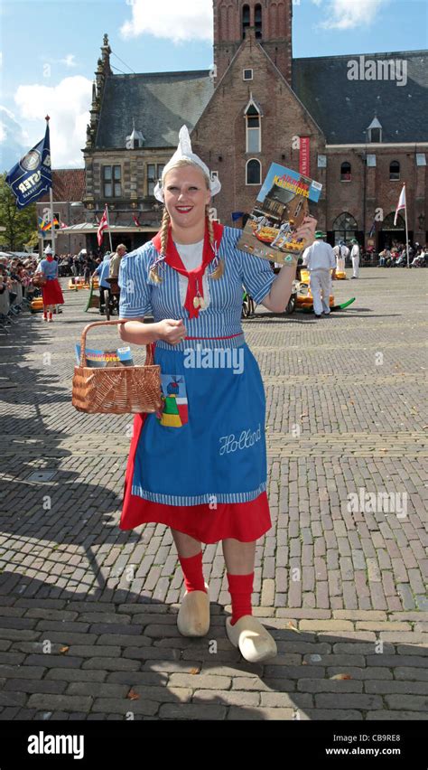 Ein Niederländisches Mädchen In Tracht Auf Dem Käsemarkt In Alkmaar Niederlande Stockfotografie