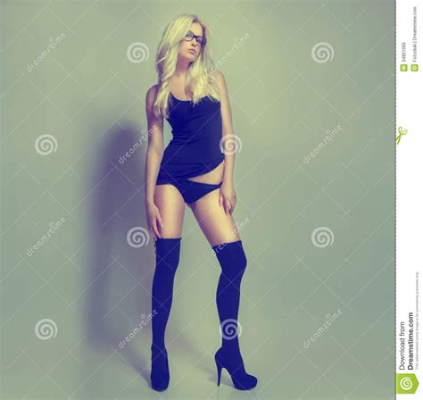 Blondynki Dziewczyna Z Długimi Nogami I Czarnymi Pończochami Obraz Stock Obraz złożonej z