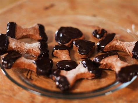 Homemade Peanut Butter And Carob Treats For Dogs Hgtv