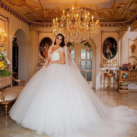 2017 Luxury Arabic Ball Gown Wedding Dresses Illusion V Neck Bodice