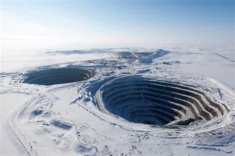 Zdjęcie odkrywkowej kopalni diamentów znajdującej się na wyspie