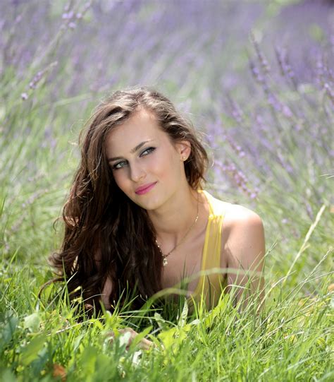 무료 이미지 자연 사람 식물 소녀 여자 사진술 목초지 햇빛 초상화 모델 봄 레이디 라벤더 긴 머리