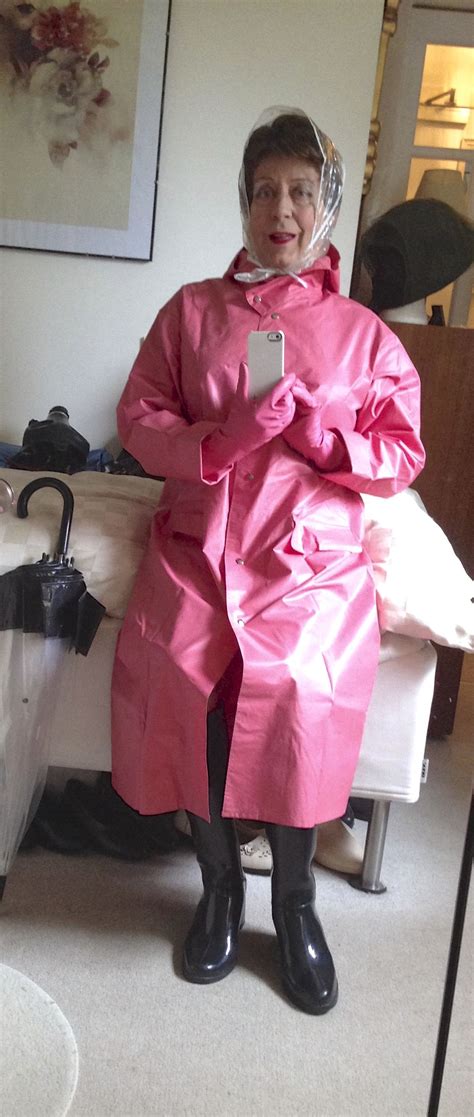 deine gummikleidung gefällt mir sehr melde dich bei mir herrin der strenge sms pink raincoat