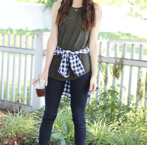 flannel shirt tied around the waist trend fall style