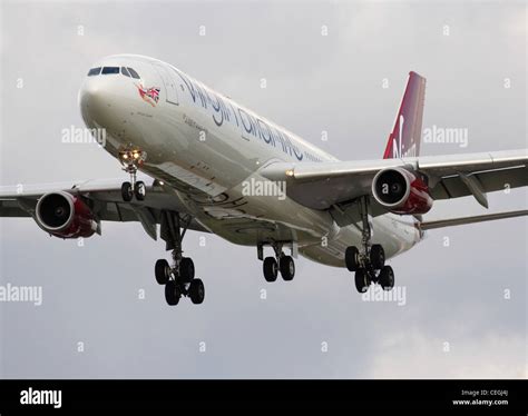 Virgin Atlantic Airways Airbus A340 300 Am Ansatz Stockfotografie Alamy