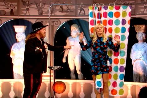 Watch Holly Willoughby Pulls Down Shower Curtain Using Her Bum Cheeks Ok Magazine