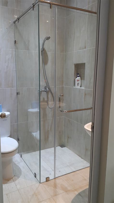 Karena fungsinya yang sangat penting dan tidak bisa digantikan dengan ruangan lain, kamar mandi. Kaca Shower Kamar Mandi - centralglassindo | centralglassindo