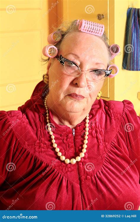 Mamie Sup Rieure Grincheuse Avec Des Bigoudis Photo Stock Image Du