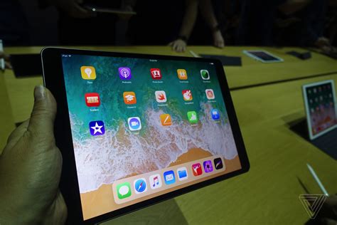 Apple’s New 10 5 Inch Ipad Pro Is A More Efficient Multitasking Tablet The Verge