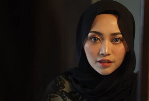 Yang mengejutkan, rachel mengunggah postingan galau. Rachel Vennya Bikin Heboh Usai Posting Foto Tanpa Hijab ...