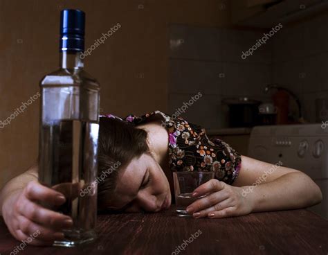 Mujer Borracha Cansada Durmiendo En La Mesa — Foto De Stock © By