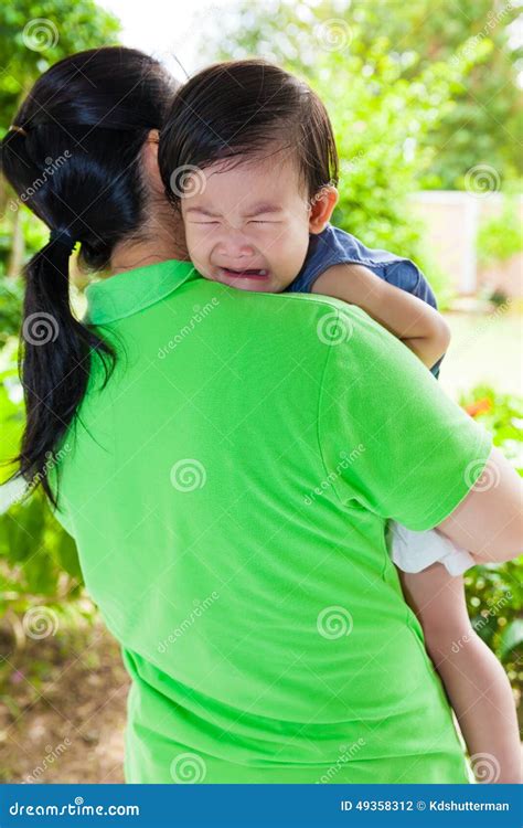 la madre que lleva y conforta a su hija foto de archivo imagen de triste lifestyle 49358312