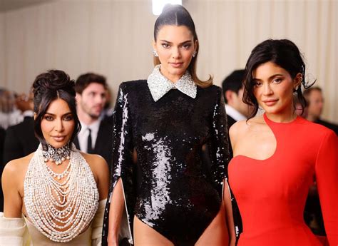 Kendall Jenner Didnt Want To Pose With Her Sisters At The Met Gala
