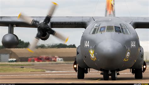 Aircraft weighs around 90,000 pounds and it is 100 feet long. 144 - Pakistan - Air Force Lockheed C-130B Hercules at Fairford | Photo ID 747006 | Airplane ...