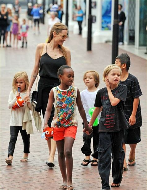 Angelina jolie ist mit deren kindern genauso berühmt wie mit deren schönheit. Angelina Jolie - Kinder und Familienleben machen sie glücklich