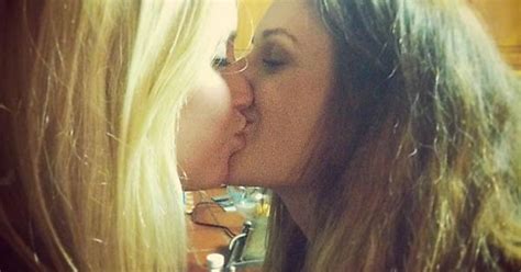 Best Friends Kissing Imgur