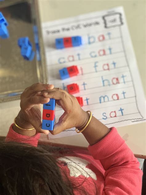 Children build words by connecting cubes. CVC words Building and tracing with unifix cubes. | Cvc words, Phonics kindergarten, Word building