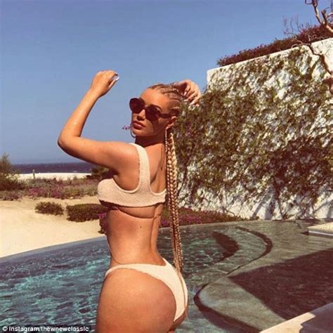 iggy azalea refuses to twerk on camera for overly eager fans daily mail online
