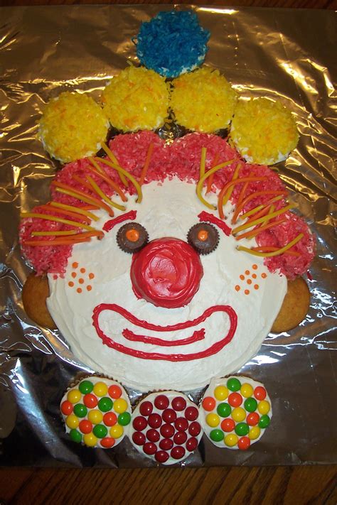 Clown Cake Frosted Round Cake With Cupcakes Licorice Candy And Coconut Fun Clown Cake
