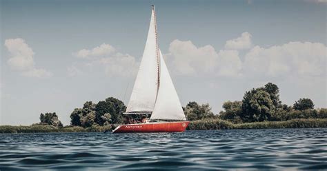 What Is The Best Sailboat To Buy For A Beginner Life Of