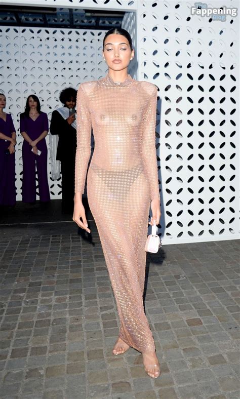 尼拉姆吉尔 Neelam Gill 穿着透视连衣裙展示她的裸体乳房