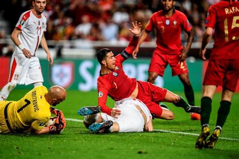 Ronaldo #portugalfrancis #uefanationsleague timnas portugal melangsungkan pertandingan ke portugal open the defence of their uefa nations league title on saturday (5th september) with a. Cristiano Ronaldo Cedera, Timnas Portugal Diimbangi Serbia ...