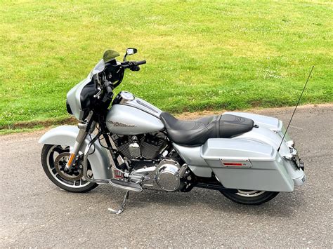 2010 Harley Davidson® Flhx Street Glide® Brilliant Silver Pearl