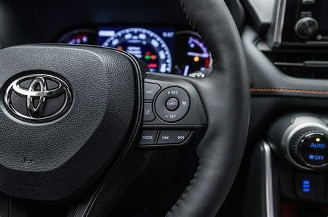 2019 Toyota Rav4 Steering Wheel Controls 02 Motor Trend En Español