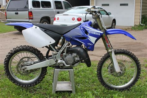 The types of dirt bikes are race bikes, freestyle, off road (cross country and desert), dual sport and play bikes. What Are All The Types of Dirt Bikes & Names? - Motocross ...