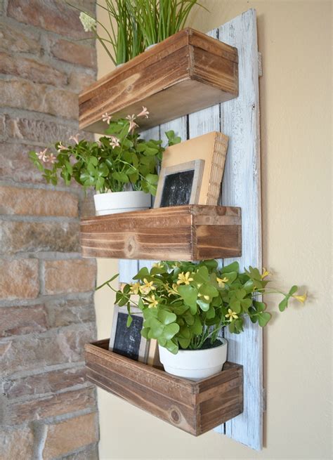 This diy vertical wall planter is perfect for growing lettuce, herbs, wheatgrass, and even certain sprouts! DIY Wooden Wall Planter - Little Vintage Nest