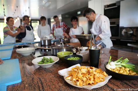 En choisissant le cours de cuisine à domicile, un moment inoubliable vous attend. Ecole de Cuisine - Cours de cuisine de Régis et Jacques MARCON