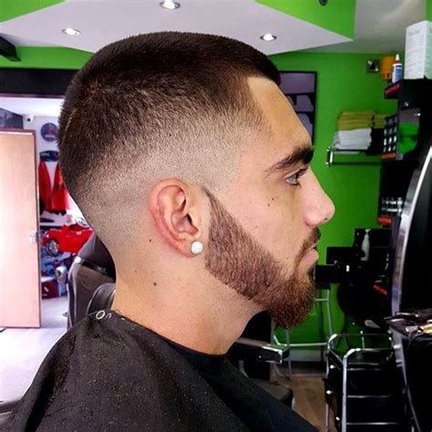 Like ryan reynold's simple fade haircut is very popular and he's like so much so many celebrities like short. Hairstyle Pic: 40 Skin Fade Haircuts/ Bald Fade Haircuts