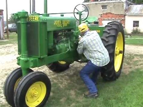 Tractor come off of a farm estate. Max Teegarden how to start a John Deere model G 1938 antique tractor - YouTube