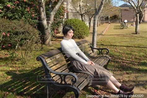 公園のベンチに座る若い女性の写真・画像素材 3916878 Snapmart（スナップマート）