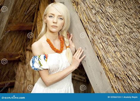 mulher ucraniana no traje tradicional foto de stock imagem de madeira ucrânia 32566124