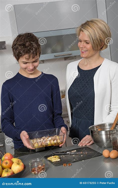 Madre Desayunando Y Follando En La Cocina Con Su Hijo