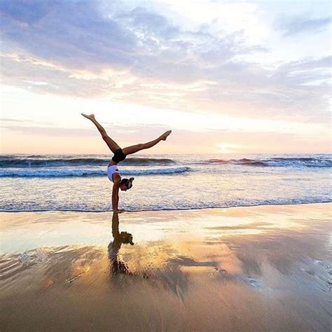 Handstand Beach Yoga Yoga Pose Yoga Inspiration Yogi Goals Yoga Bilder Yoga Nature