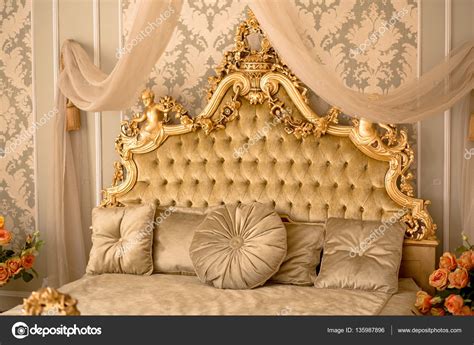 Royal Bedroom Interior Stock Photo By ©svyatoslavlipik 135987896