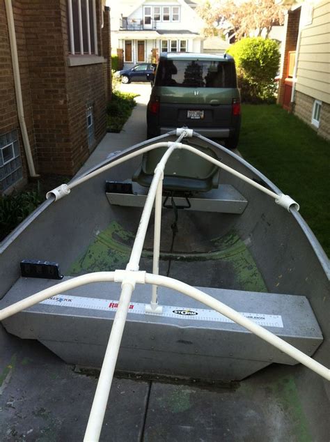 The system includes 50 feet of webbing, quick release buckles, a boat cover support pole that snaps to the webbing, and two hooks to attach to the transom. Fourtitude.com - DIY: Boat Cover (or tarp) Support | Diy ...