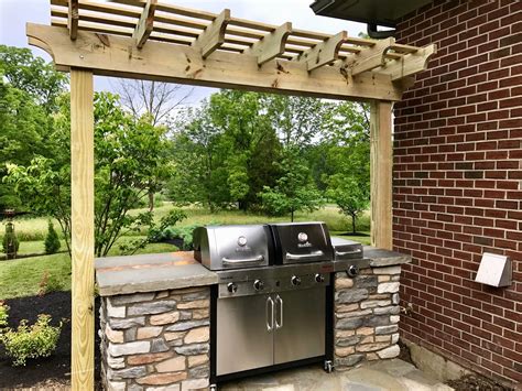 The blackstone outdoor griddle comes with four burners, similar to a stovetop. Grill Surround & Pergola Head | Small outdoor kitchens, Outdoor kitchen bars, Outdoor grill