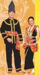 Baju melayu adalah pakaian tradisional dan kebangsaan lelaki melayu. juniornsenior: Pemakaian Kaum-kaum Lain Di Malaysia