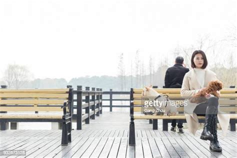 Strangers On A Bench Talking Photos Et Images De Collection Getty Images