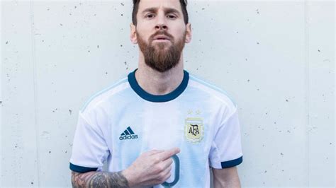 442 - Messi presentó la nueva camiseta de la Selección