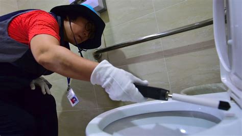 A Séoul La Chasse Aux Caméras Espions Cachées Dans Les Toilettes Publiques Est Lancée