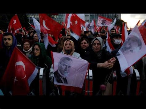 Turquie Des Milliers De Personnes Manifestent Contre La Condamnation