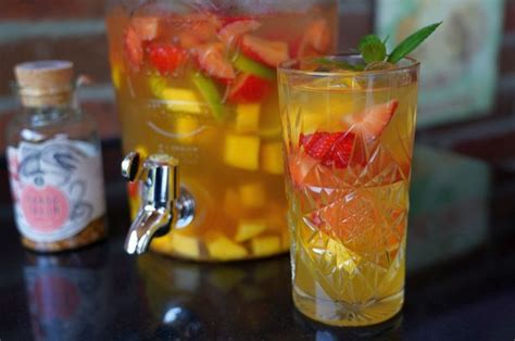Maybe you would like to learn more about one of these? Alkoholfreie Bowle mit Mango, Erdbeeren und Limette ...