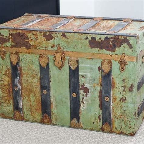 36 Smart Ideas To Decorate Your House With Vintage Chests And Trunks
