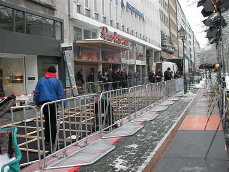 Hamburger gitter (film), deutscher dokumentarfilm von marco heinig und steffen maurer aus dem jahr 2018. Einsatzmöglichkeiten von Polizeigitter Bühnengitter ...