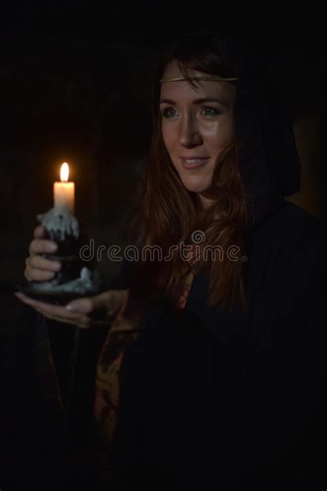 337 Mujer En Oscuridad Con La Luz De La Vela Fotos De Stock Fotos