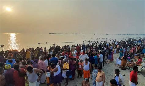 Devotees Thronged To Take A Holy Dip In Rameswaram Agni Tirtha Sea கார்த்திகை அமாவாசை